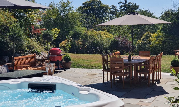 Detling Casa | Stunning Large 5 Bed House, Hot Tub, Views!