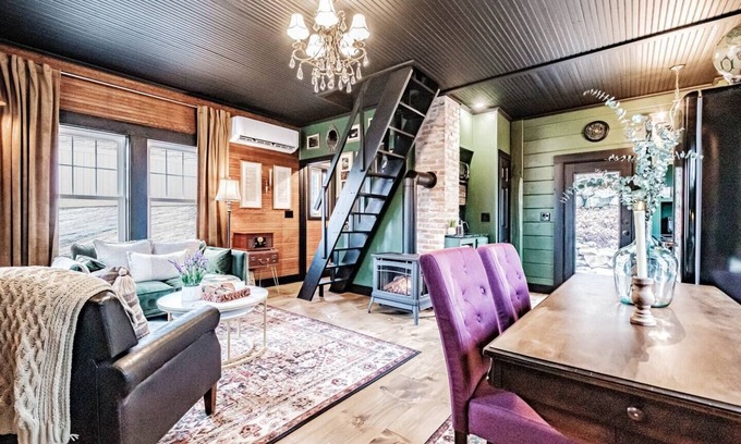 Bridgton Casa | Stunning Library Tiny Home *Private Hot Tub*King Bed*Minutes to Lakes & Hiking