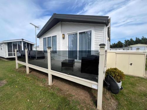Great Yarmouth Apartamento | Stunning Lodge Boasting Large Decking Area At California Cliffs Ref 50008L