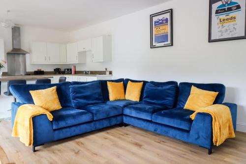 Harrogate Casa | Stunning Lodge with Hot Tub on Private Lake