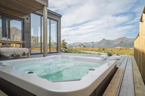 Vagan Casa | Stunning Lofoten Lodge with views and jacuzzi