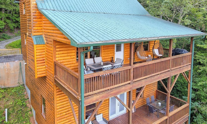Screamer Mountain Cabina | Stunning Log Cabin w/ Mtn. Views min. from Downtown Clayton, GA! Dog Friendly