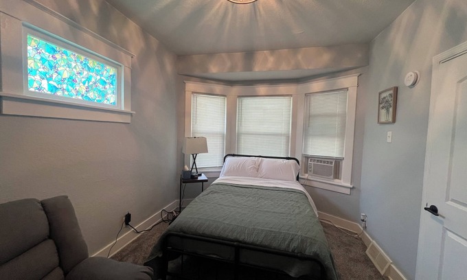 Milwaukee Apartamento | Stunning Lower 2-bedroom unit is located in city of Milwaukee
