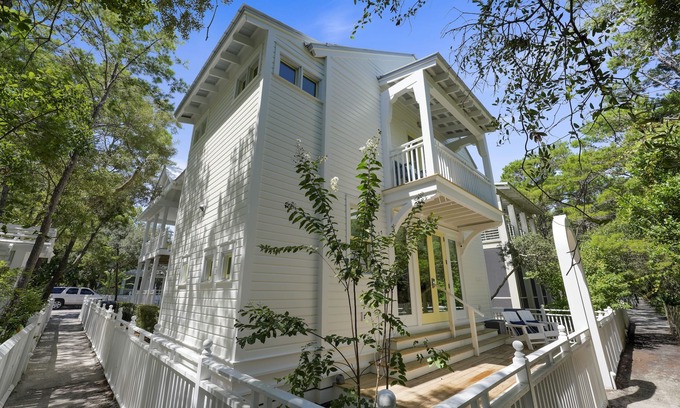 Seaside Casa | Stunning Luxury Guest Cottage in Seaside! Close to pool + 2 Adult Bikes!