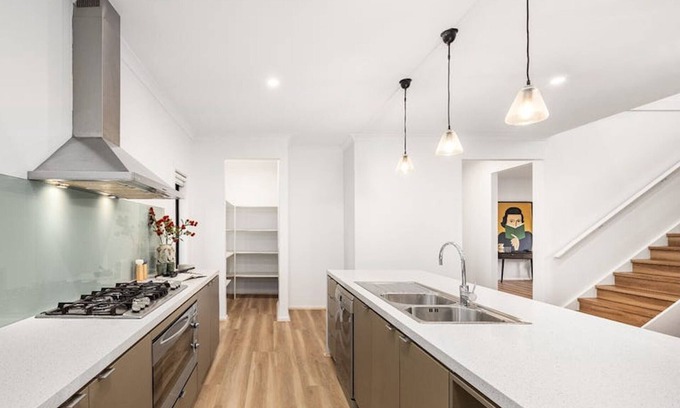 Sunbury Casa | Stunning Luxury, Breathtaking View. Close to the Airport and Freeways.