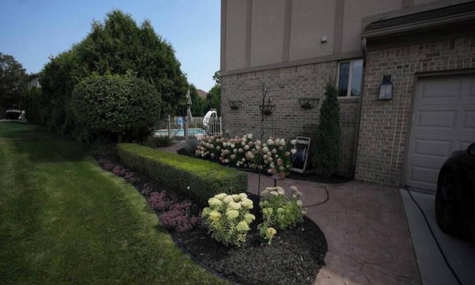 Macomb Casa | Stunning Luxury Colonial Estate
