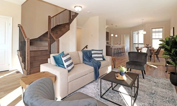 Peterborough Casa | Stunning Luxury Home | Sleeps 8, Premium location