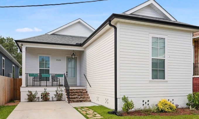 Leonidas Casa | Stunning Luxury Home 2 Blocks From Streetcar!