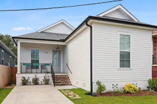 Leonidas Casa | Stunning Luxury Home 2 Blocks From Streetcar