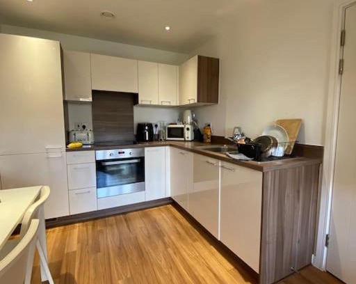 Broad Green Apartamento | Stunning luxury spacious apartment with balcony in London.