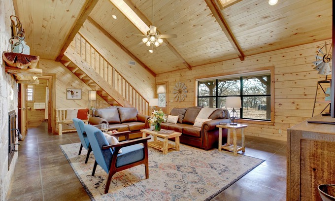 Fredericksburg Casa | Stunning Luxury Log Cabin Near Town - Wheelchair Accessible!