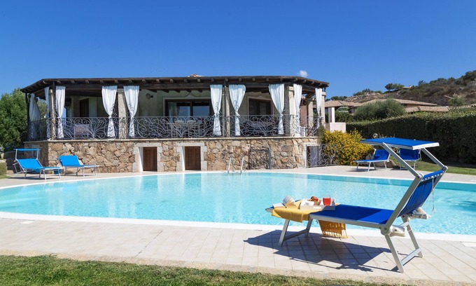 Capo Coda Cavallo Villa | Impresionante villa de lujo con piscina y amplio jardín a 50 metros de la playa.