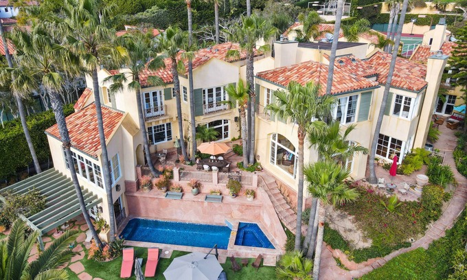 Central Malibu Casa | Stunning Malibu Oceanfront Estate w/ 2 Guesthouses, Pool, Tennis Court