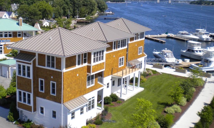 Sturgeon Bay Cabaña | Stunning Marina Cottage - ON WATER
