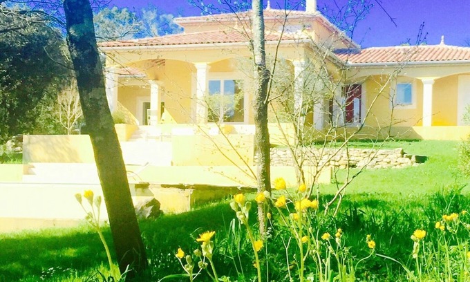 Sardan Villa | Impresionante villa mediterránea con cascada Piscina un gran jardín.