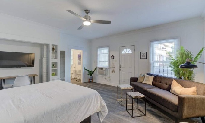 Central Gardens Apartamento | Stunning Memphis' Neighborhood-Guest House Retreat