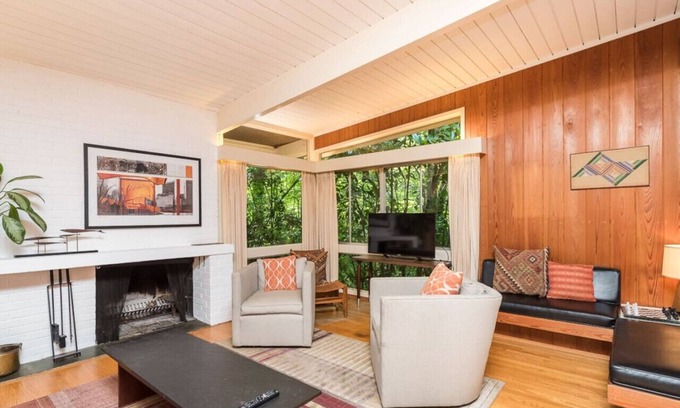 Chapel Hill Casa | Stunning Mid-Century Gem Near Campus and Gardens