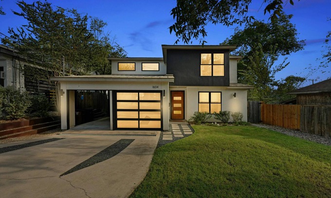 Barton Heights Casa | Stunning Mid-century Perfection, Heated Pool & Hot Tub Zilker & Barton Springs!