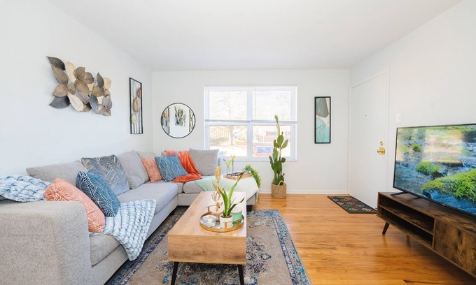 Airport Township Apartamento | Stunning Modern Apartment with King Bed - 5 Mins to Creve Coeur Lake