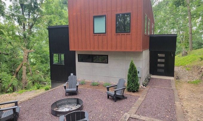 Lost River Cabina | Stunning modern cabin high on a ridge with sunrise and sunset views!