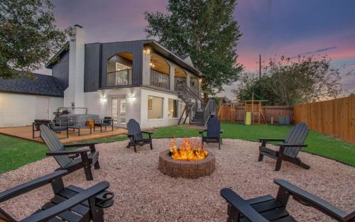 Houston Casa | Stunning Modern Dream Home 5-BD Sleeps 14