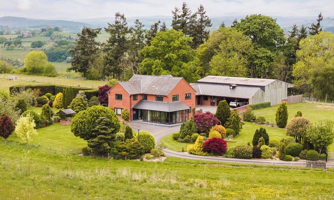 Cyfronydd Casa | Stunning modern farmhouse retreat perched on a private hilltop in North Wales