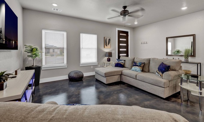 Burnet Casa | Stunning modern home for unforgettable hill country adventures & relaxation.