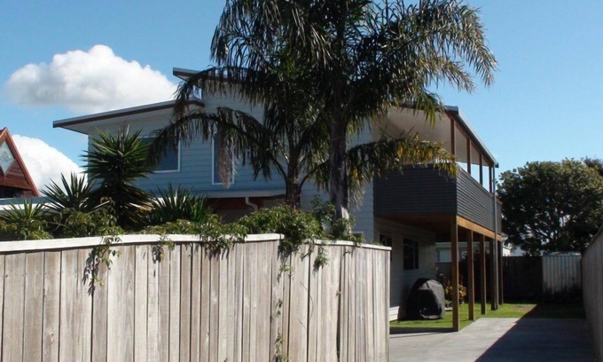 Whangamata Casa | Impresionante casi nueva casa de playa de 150 metros del océano