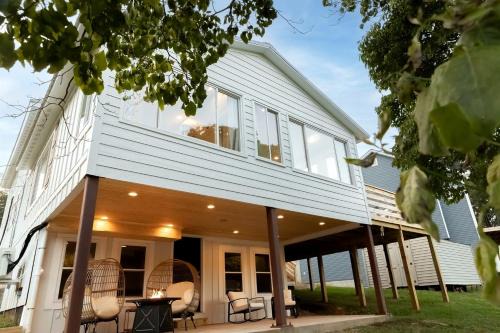 Norwood Casa | Stunning Modern Lakehouse with Private Boat Dock in Norwood, North Carolina