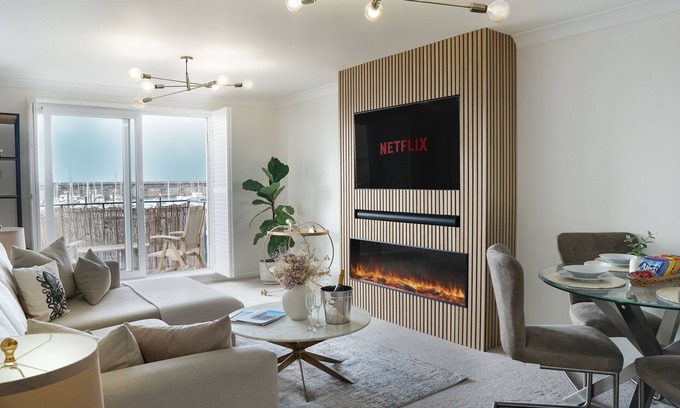 Seafront Apartamento | Stunning modern space with harbour views & free parking