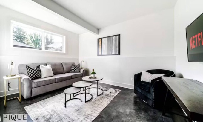 Jasper Place Casa | Stunning Modern Suite - King Bed - NFLX - WiFi!