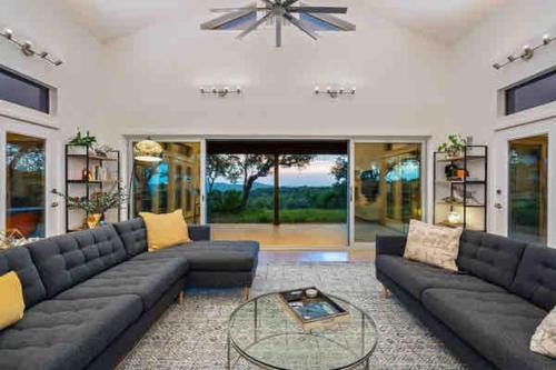 Dripping Springs Casa | Stunning Modern ATX Hill Country Oasis w Pool Jacuzzi Firepit Trails and Epic Stars