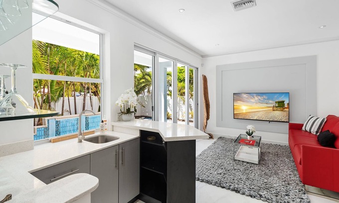 Tarpon River Casa | Stunning Modern Luxury Home with Pool & Roof Deck with Hot Tub