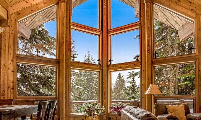 Hyak Cabina | Stunning mountain retreat near skiing & lake w/ free WiFi, spacious deck, & more
