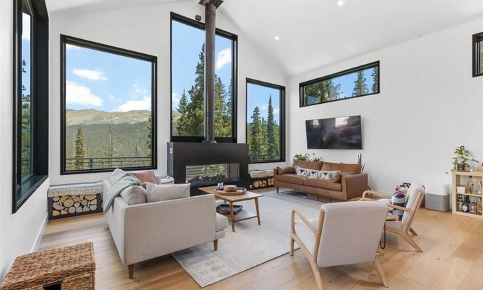 Quandary Village Casa | Stunning Mountain Home with HotTub & Outdoor Firepit, Expansive Deck, Ski in/out
