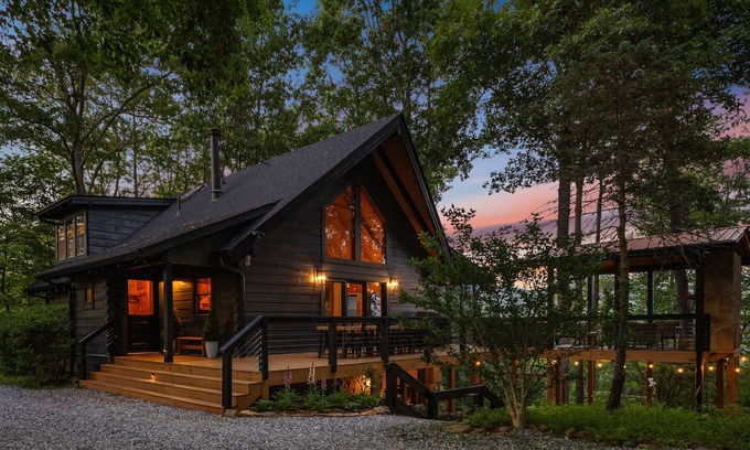 Blairsville Cabina | Stunning Mountain View Paradise Cabin! HOT TUB, Master Suite, 5 Miles to town.