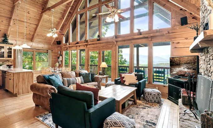 Gatlinburg - Pigeon Forge Apartamento | Stunning Mountain Views Hot tub Firepit Arcade