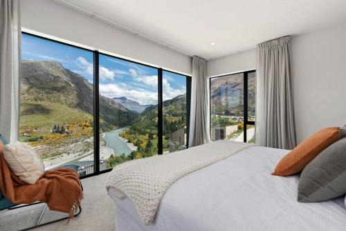 Arthur's Point Casa | Stunning Mountain Views in Queenstown-Hot tub