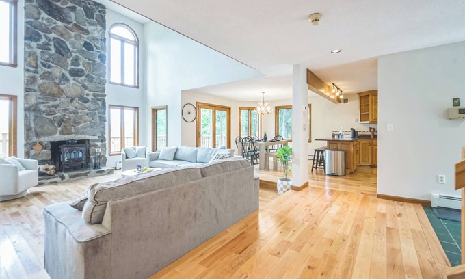 Conway Casa | Stunning Mountain Views! Skiing & North Conway! Relax in the private Hot Tub!
