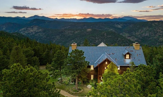 Gold Hill Casa | Stunning Mountain Views from Private & Tranquil Tudor Log Home