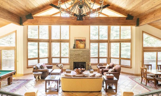Highland Meadows Casa | Stunning mountainside home in West Vail