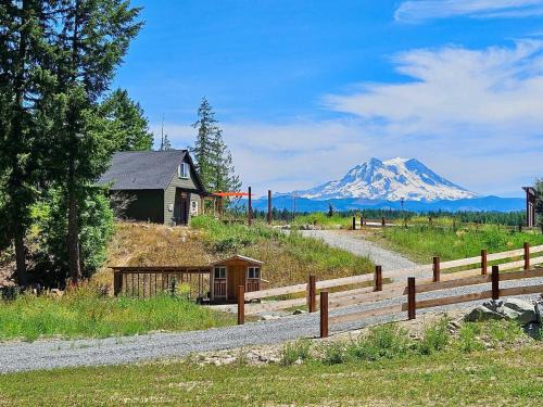 Eatonville Casa | Stunning Mt Rainier Views!tahoma Ridge Cottage
