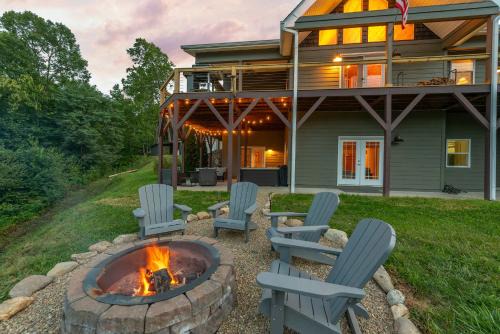 Hemphill Heights Casa | Stunning Mtn Views Hot Tub Fire Pit Sleeps 8