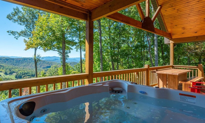 Bakersville Cabina | Stunning Mtn Views, Hot Tub+Fire Pit, Fireplace~Grill, WiFi, Private, Near Town!