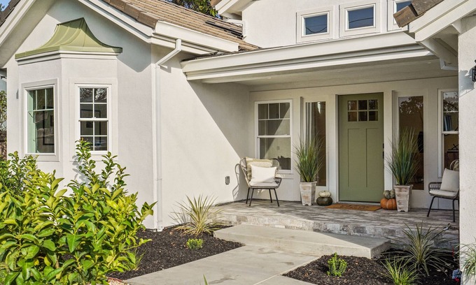 Pleasant Hill Casa | Stunning new 3,800 sq ft home, close to restaurant's and shops