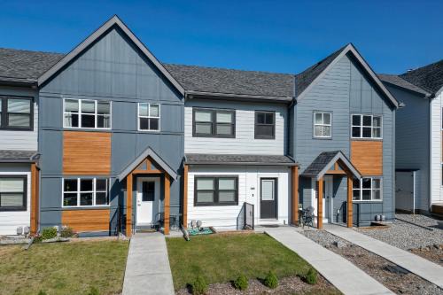 East Kootenay Casa | Stunning New 3 Bedroom Mountain View Condo