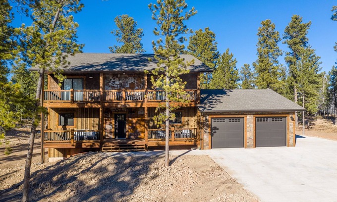 Deadwood Cabina | Stunning New Cabin in Powder House Pass with Hot Tub & Theater Room