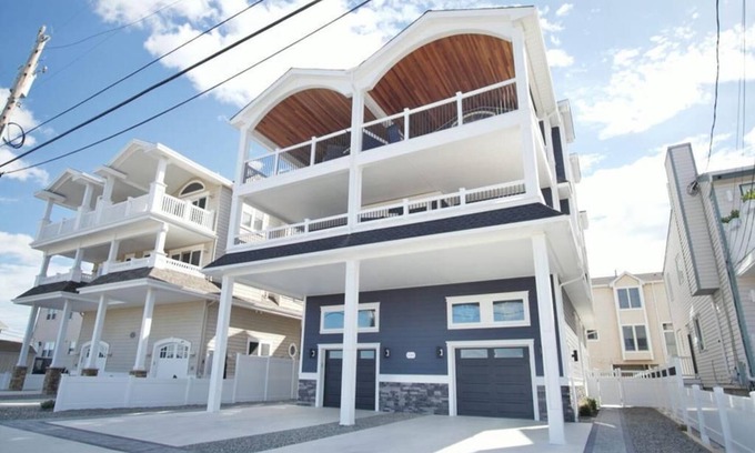 Sea Isle City Condominio | Stunning New Construction 6 Bedroom with Elevator!