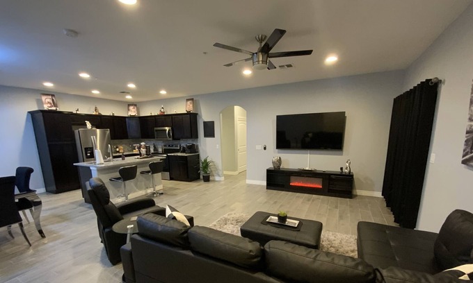 Kingman Casa | Stunning Newer Townhome By Route 66 & Krmc for Medical Professionals!
