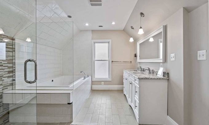Pittsburgh Casa | Stunning & Newest 100+ year old Historic Victorian